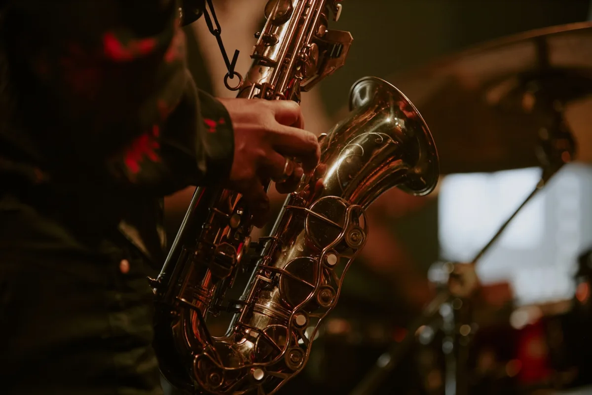 Saxofonista de Dedos Jazz tocando en evento elegante